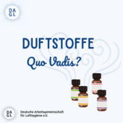 Duftstoffe Die Überschrift "Duftstoffe quo vadis?" mit der Abbildung von vier Duftöl-Flaschen auf hellblauem Hintergrund.